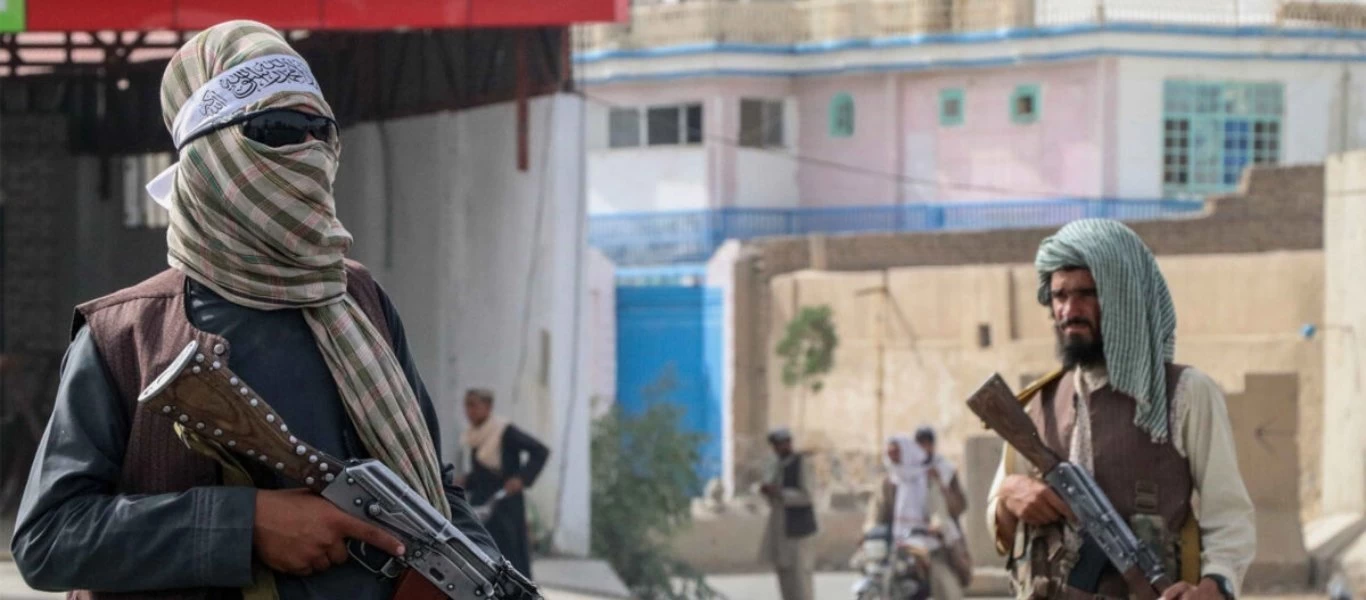 Οπλισμένοι Ταλιμπάν εισέβαλαν σε δελτίο ειδήσεων - Τρομοκρατημένος ο παρουσιαστής! (βίντεο)